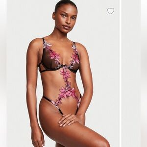 Victoria Secret Very Sexy
Ziggy Glam Floral Embroidery Unlined Cutout Teddy